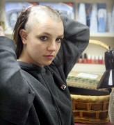 Бритни Спирс (Britney Spears) лысая Бритни / бреет голову на лысо (23xHQ) 44b5f2205489485